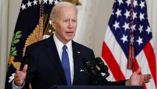 Joe Biden plaisante sur ses "gaffes" avant de se tromper sur le nom d'un membre du Congrès