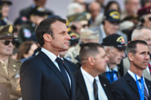 Guerre en Ukraine : Emmanuel Macron en Dordogne pour poser la première pierre d'une usine de poudre pour obus dans le cadre de son "économie de guerre"